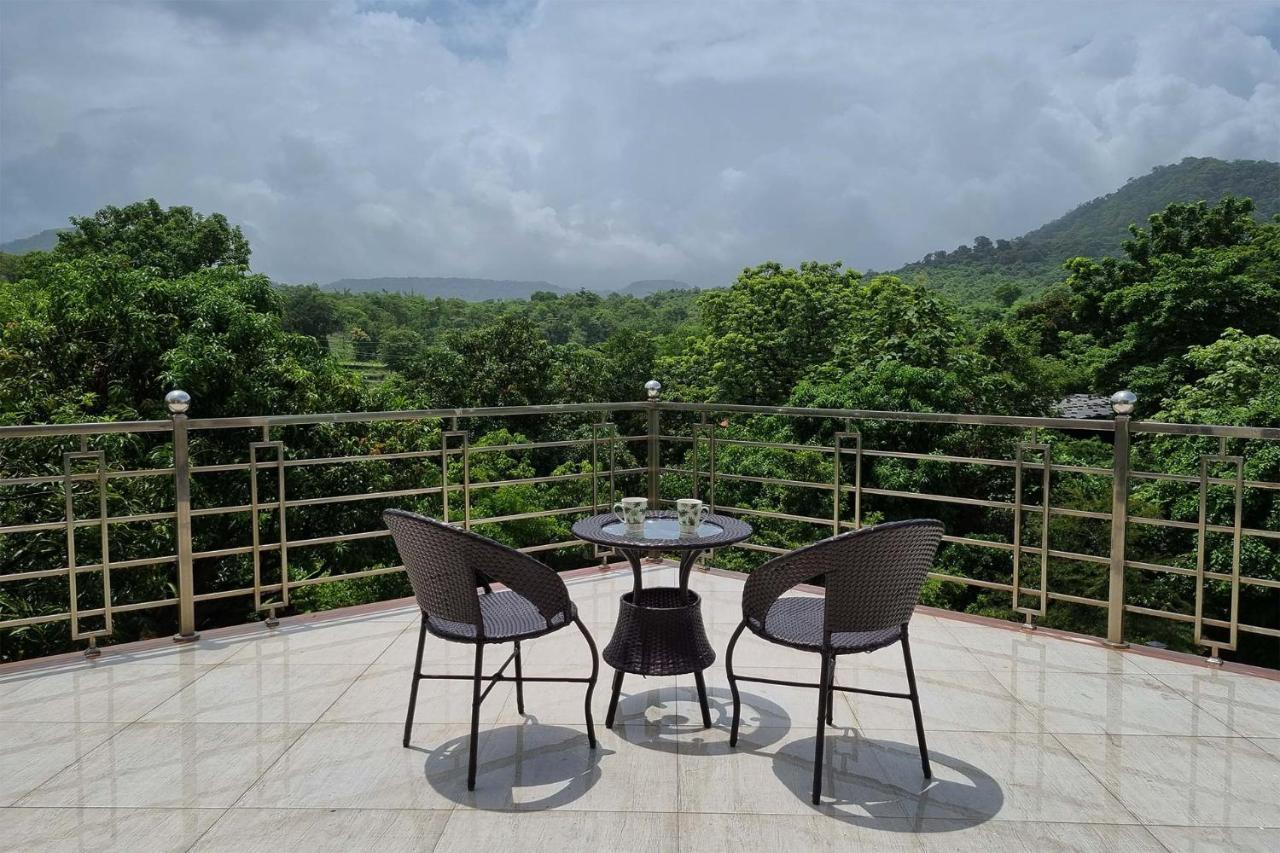 Aqua & Sage By Stayvista - Riverside Villa With Pool & Terrace คาร์จัต ภายนอก รูปภาพ